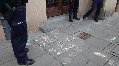 Dzieci narysowały kredą domki, matki dopisały hasła. Interweniowała policja