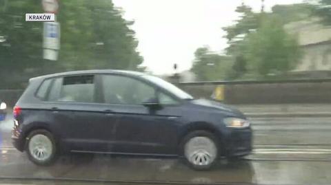 Papież w strugach deszczu w drodze na lotnisko