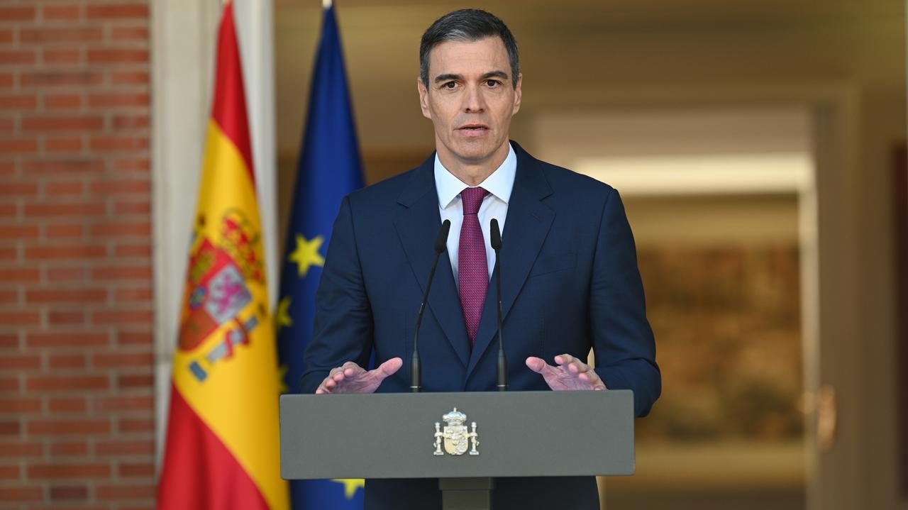 Espagne.  Le Premier ministre Pedro Sanchez a annoncé qu’il resterait Premier ministre.  En arrière-plan, il y a des accusations de corruption contre sa femme