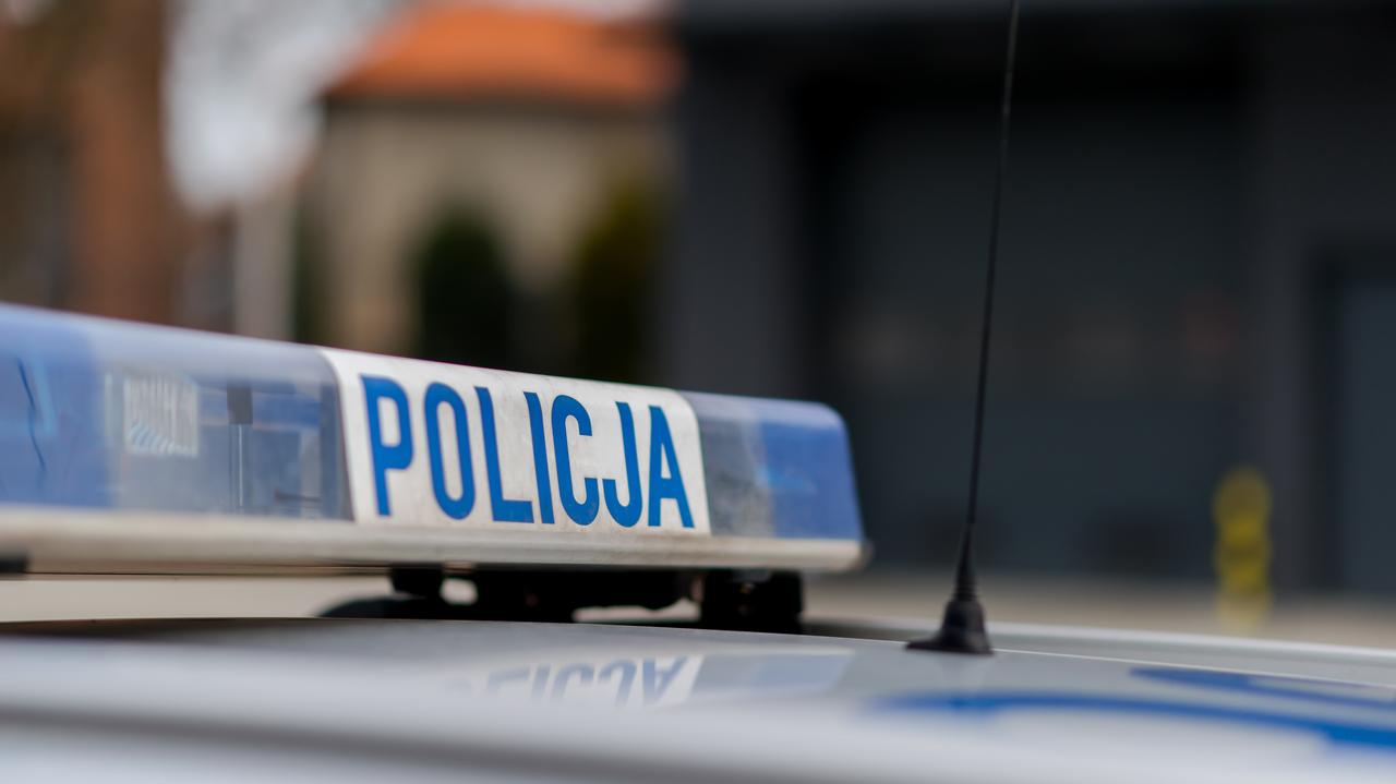 Był poszukiwany listem gończym. Ukrył się przed policją w bagnie