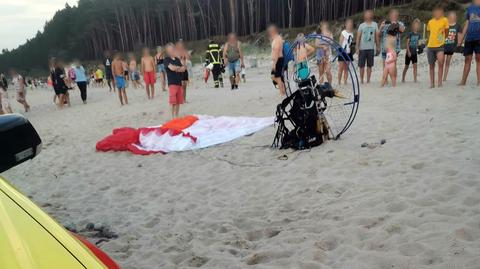 Paralotnia wleciała w ludzi na plaży w Chłopach