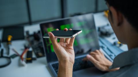 laptop, smartphone, AI, sztuczna inteligencja, IT, inżynier, programista
