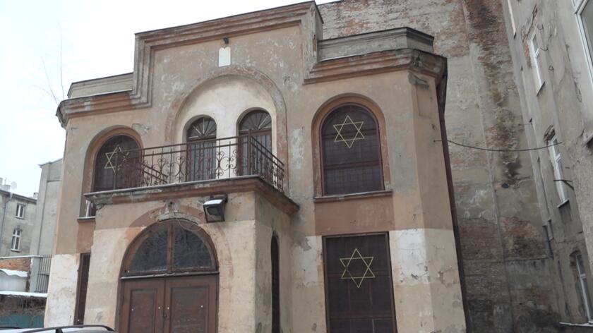 Synagoga znajduje się w oficynie kamienicy w centrum miasta