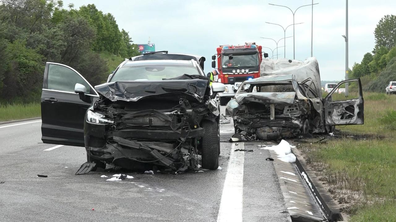 Gdańsk: zderzyły się cztery auta, jedno spłonęło, zginęła pasażerka