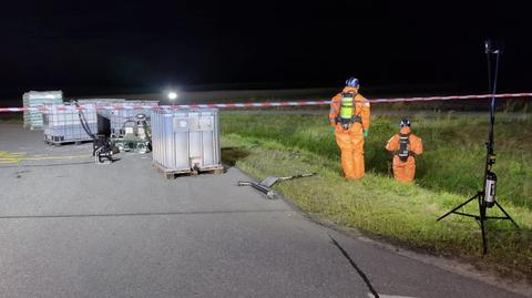 Sielce. Z ciężarówki wypadły pojemniki z kwasem siarkowym. Do akji wysłano 32 strażaków