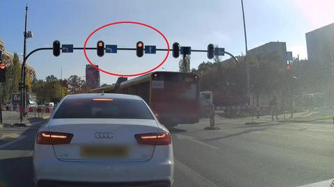 Kierowca autobusu wjechał na czerwonym świetle i skręcił w lewo z pasa dla jadących na wprost