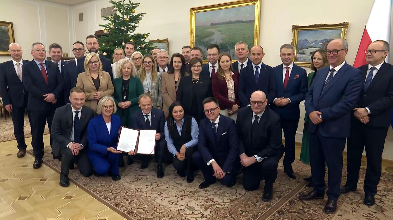 El Sejm nombró al gobierno de Donald Tusk.  Marshall le entregó la resolución.