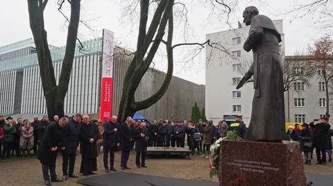 Pomnik ks. Idziego Radziszewskiego został ustawiony w grudniu 2018 roku, w setną rocznicę powstania uczelni (materiał z 13.12.2022)