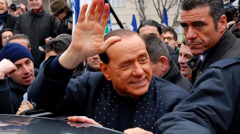 Wrzesień 2020: Berlusconi wita dziennikarzy po wyjściu ze szpitala, gdzie trafił po zakażeniu koronawirusem