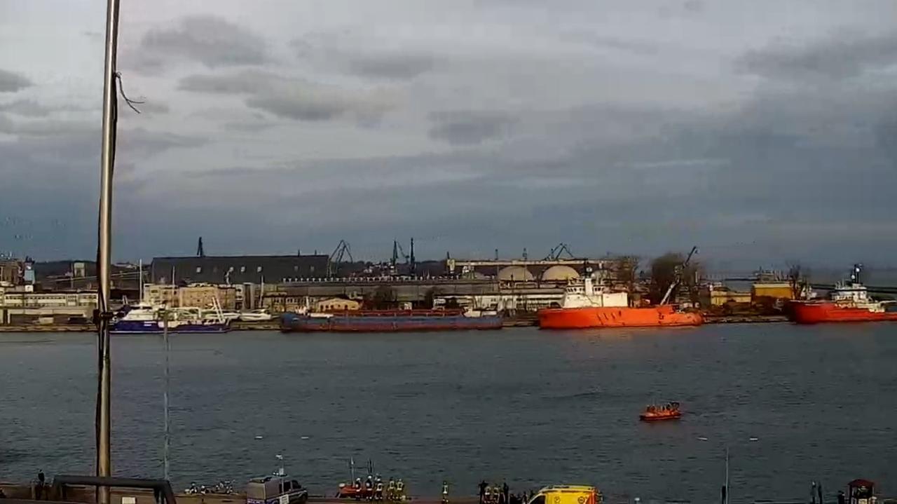 Samochód wjechał do basenu portowego w Gdyni. Akcja ratunkowa
