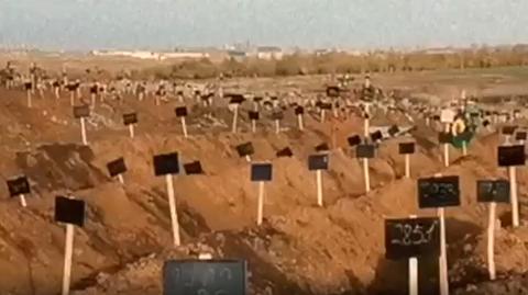 Sytuacja w Mariupolu. "Tysiące nowych grobów, ludzi chowają pod numerami" (październik 2022 r.)