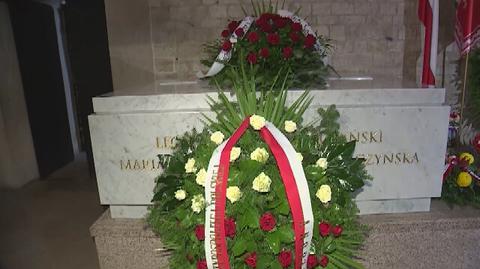 Prezydent Andrzej Duda złożył kwiaty na sarkofagu Lecha i Marii Kaczyńskich
