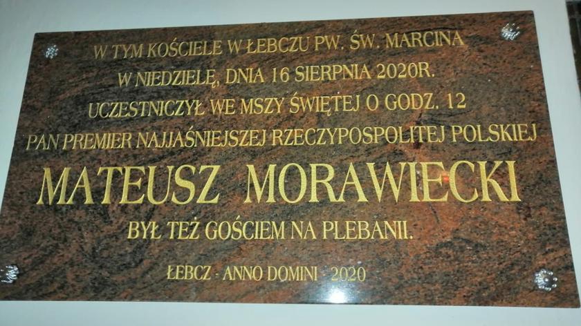 Premier odwiedził kościół w Łebczu, parafia powiesiła tablicę pamiątkową