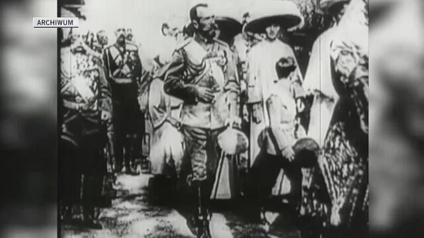 Car Mikołaj II Romanow na paradzie wojskowej