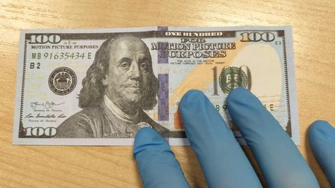 17-latek zapłacił imitację banknotu 100-dolarowego