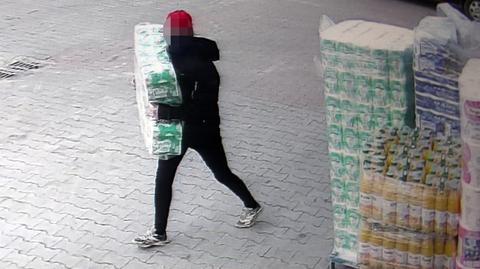 Piotrków Kujawski. Kobieta ukradła kilkadziesiąt opakowań papieru toaletowego (wideo z 27.02.2023)