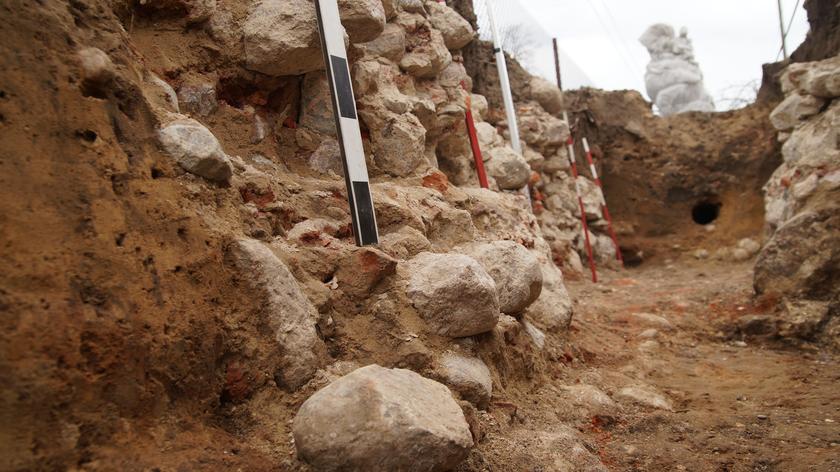 Prace archeologiczne potwierdziły, że fundamenty położone zostały przed wiekami (materiał z 16.04.2021)