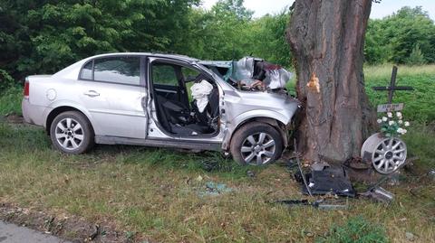 Samochód uderzył w drzewo, w wypadku zginęło dwóch młodych mężczyzn