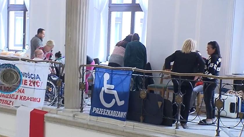 Osoby z niepełnosprawnościami protestują w Sejmie
