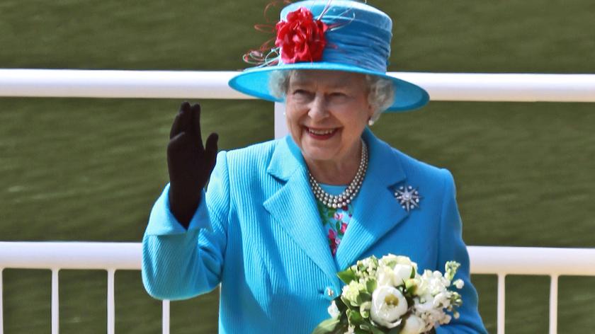 "Sam zastrzyk w ogóle nie bolał". Królowa Elżbieta II zachęca do szczepień