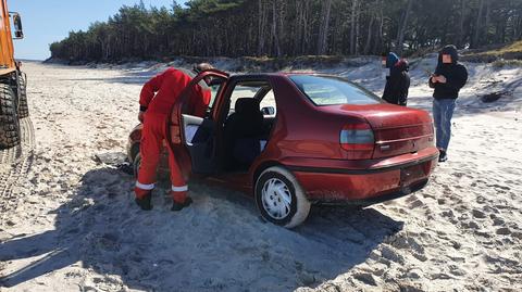Auto porzucone na plaży w Dźwirzynie