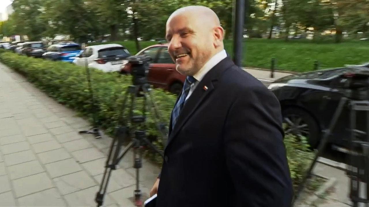 Gosek wybuchł śmiechem po pytaniu dziennikarzy. "To źli ludzie są"