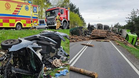 Samochód czołowo zderzył się z ciężarówką z drewnem