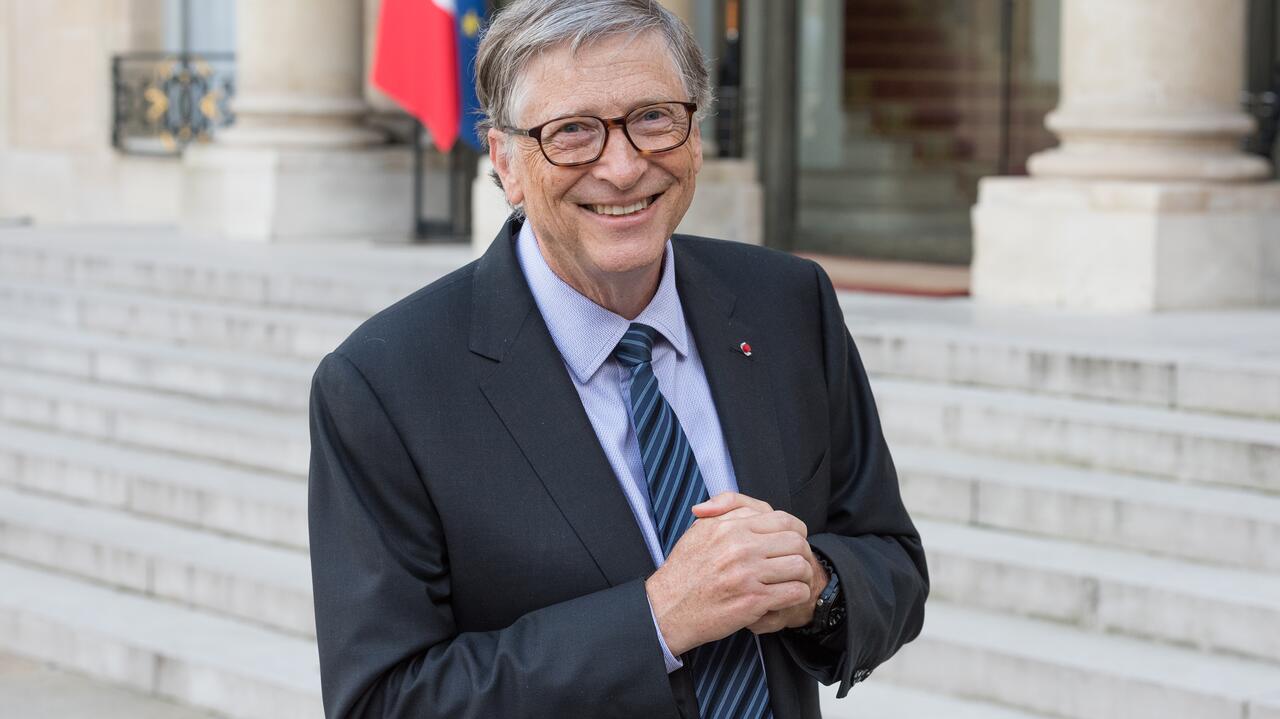 Estados Unidos de América.  Bill Gates anuncia que desaparecerá de la lista de las personas más ricas del mundo.  Él dice: «No necesito el dinero».