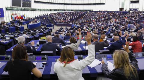 PE przyjął rezolucję krytykującą KE