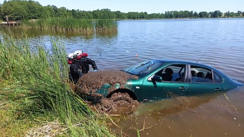 Jezioro Izdebno. Kierowca zapomniał zaciągnąć ręcznego, auto stoczyło się do wody. Na miejsce wezwano strażaków