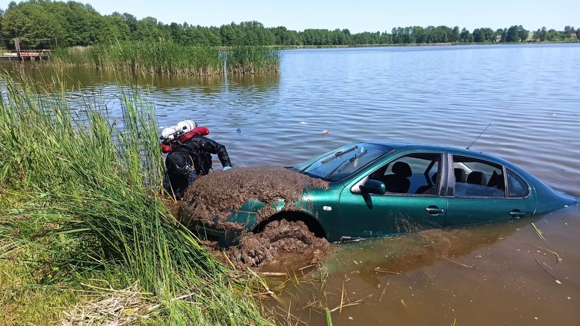 Jezioro Izdebno. Kierowca zapomniał zaciągnąć ręcznego, auto stoczyło się do wody. Na miejsce wezwano strażaków