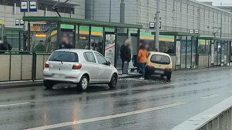 Poznań, most Dworcowy. Auto wjechało w przystanek tramwajowy