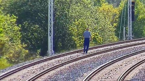 Mężczyzna spacerował po torach kolejowych