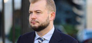 Kontrowersyjne zaręczyny, kryptowaluty. "Młody wilk" PiS w tarapatach