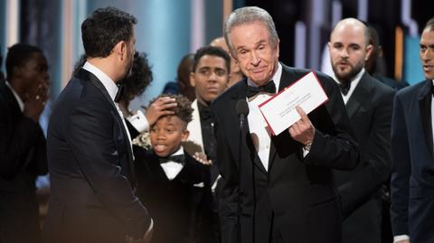 Wręczający nagrodę przez pomyłkę przeczytali "La La Land"