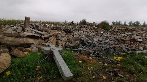 Na polu w miejscowości Boćki leżą fragmenty nagrobków