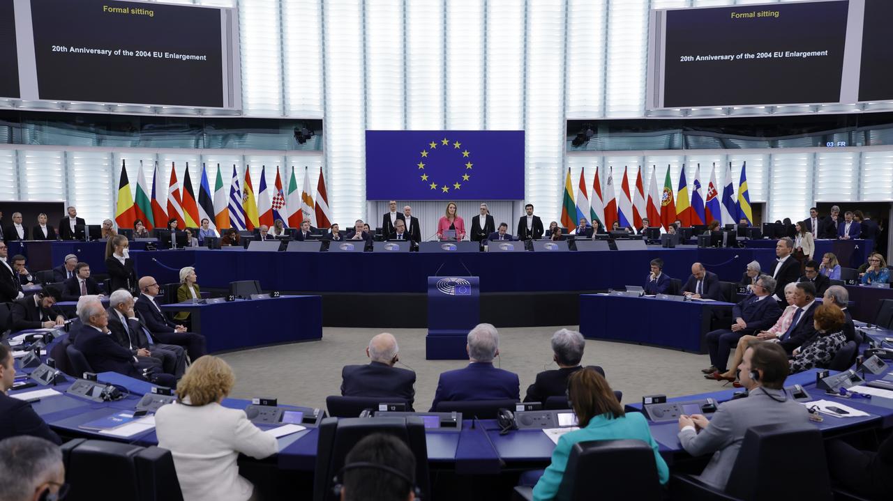 Ile zarabia europoseł w Parlamencie Europejskim? Jaką dostanie odprawę i emeryturę?