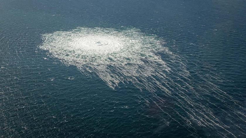 Bąble na powierzchni Morza Bałtyckiego w miejscach, gdzie wycieka gaz z gazociągów Nord Stream