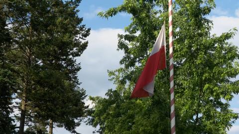 W jednostce 18. Białostockiego Pułku Rozpoznawczego, flaga państwowa została opuszczona do połowy masztu
