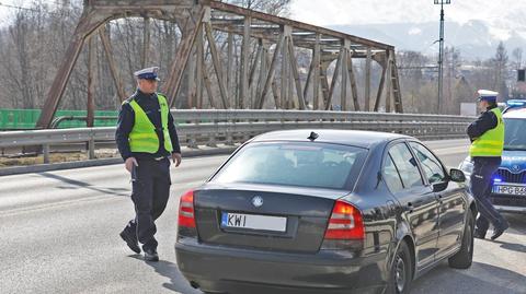Policjanci kontrolują samochody na zakopiance