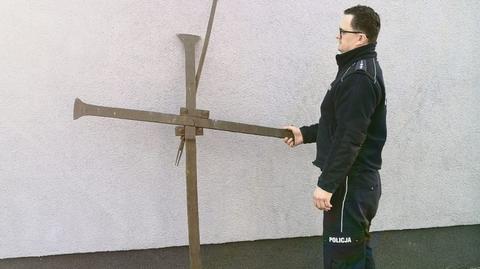 Policja odzyskała krzyż, który 50-latek ukradł z ruin cerkwi w jednej z gmin Lubyczy Królewskiej 