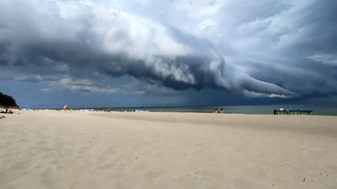 Wał szkwałowy widziany z plaży w Jastarni. Nagranie