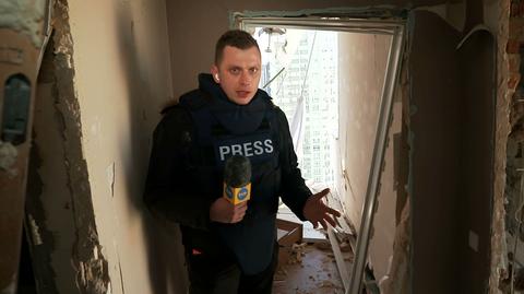 Wojciech Bojanowski rozmawiał z mieszkańcem bloku, w który uderzył pocisk