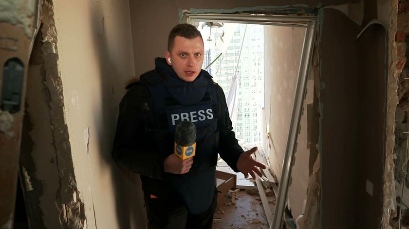 Wojciech Bojanowski rozmawiał z mieszkańcem bloku, w który uderzył pocisk