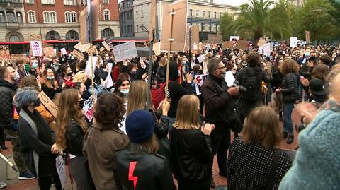 Uczniowie i studenci protestują pod wrocławską siedzibą PiS