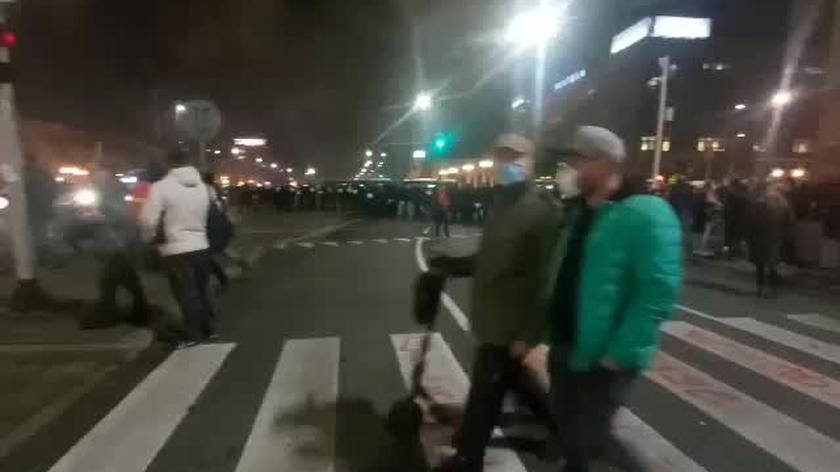 Policjanci otaczają protestujących na rondzie de Gaulle'a