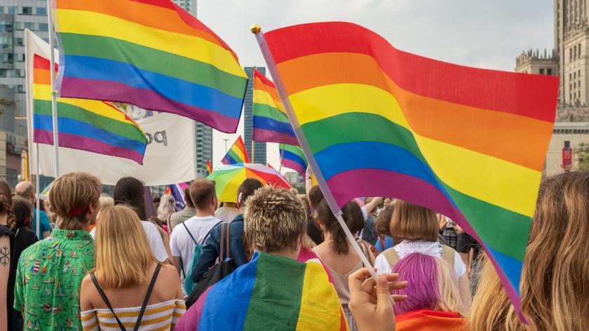 Uchwały anty-LGBT uchylone przez sąd. Cała rozmowa Karoliny Wasilewskiej z Filipem Rakiem z Biura RPO
