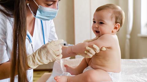 Coraz więcej rodziców odmawia obowiązkowych szczepień dzieci. Rośnie liczba zakażeń krztuścem