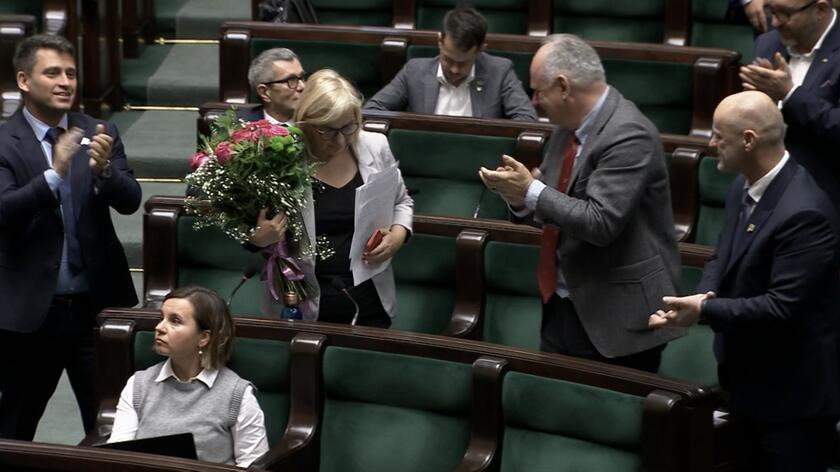 Paulina Hennig-Kloska dostała kwiaty od kolegów z klubu. W tle śmiechy i krzyki polityków PiS