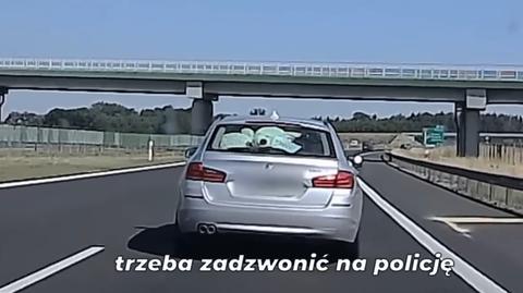 Pędzące bmw, z tyłu napis "Duszę się, pomocy". Policja: prawidłowe zachowanie zgłaszającego